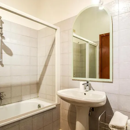 2 Bedroom Gorgeous In В'яреджо